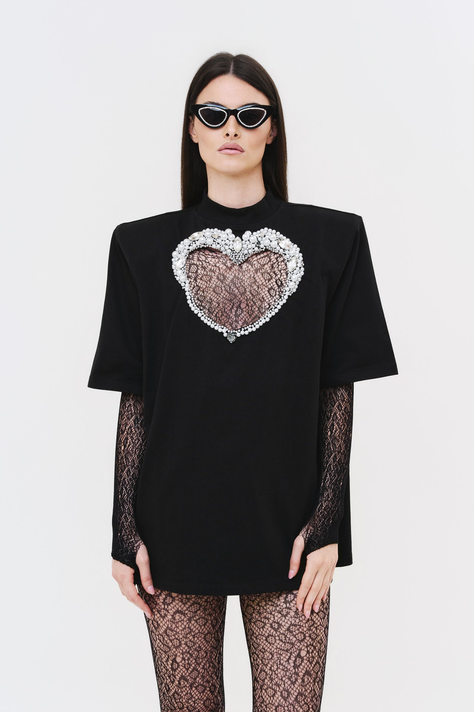 T-shirt nera con cuore iconico traforato sul davanti GÈSIER Made in Italy
