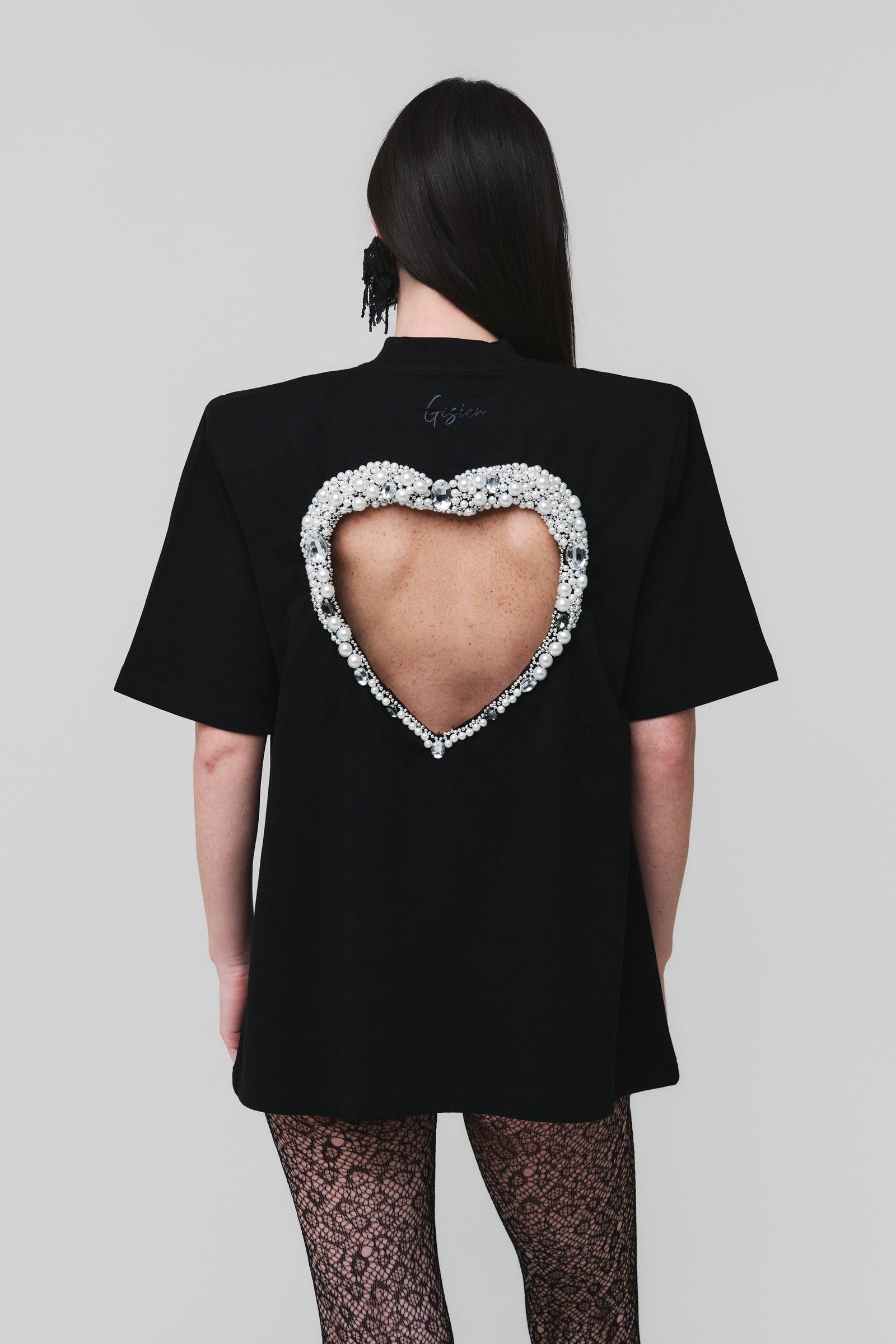 T-shirt con cuore iconico traforato sulla schiena GÈSIER Made in Italy