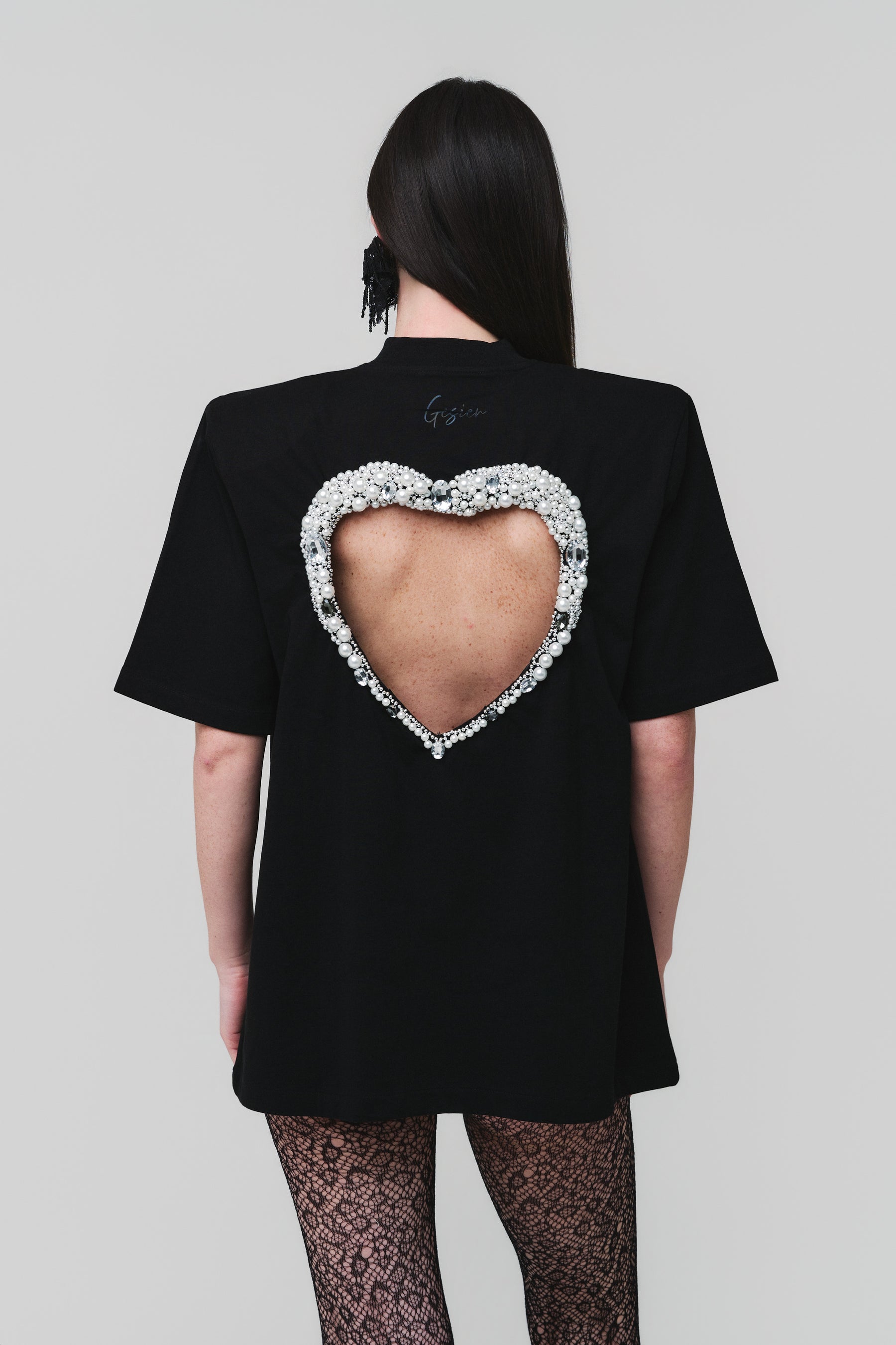 T-shirt con cuore iconico traforato sulla schiena GÈSIER Made in Italy